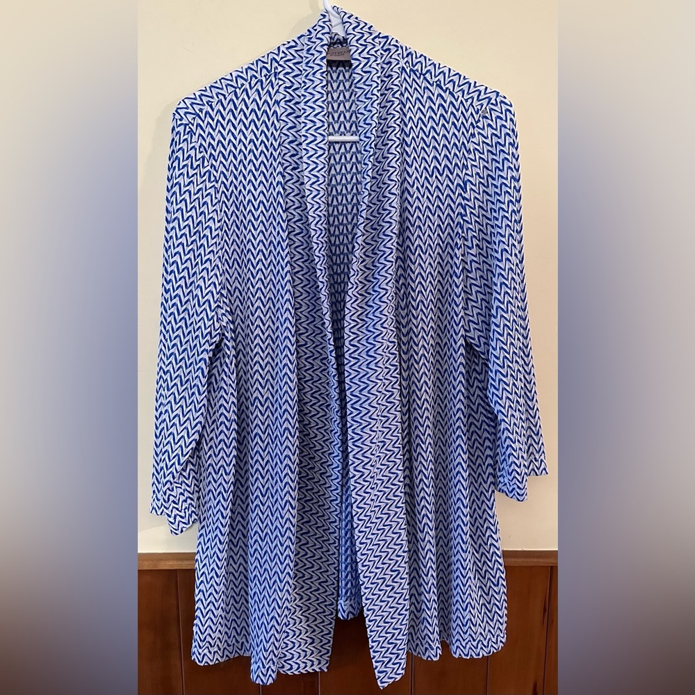 EASYWEAR by CHICO size LARGE, blue & white chevron print, open cardigan.